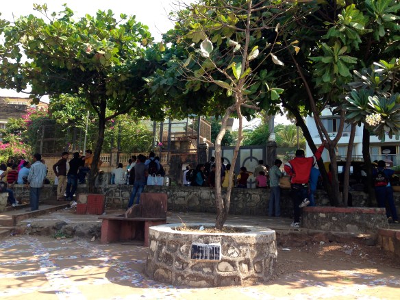 Forventningsfulle beundrere håper på et glimt av sitt idol