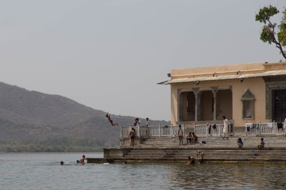 Lokalbefolkningen tar morgenbad